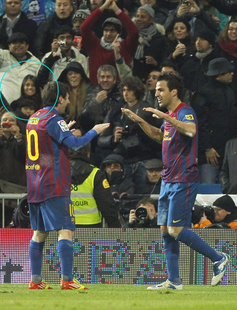 Antonella Roccuzzo ngồi trên khán đài xem Messi thi đấu.