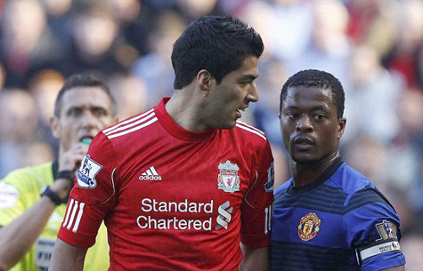 Cảnh đấu khẩu giữa Suarez và Evra trên sân. Cảnh đấu khẩu giữa Suarez và Evra trên sân.