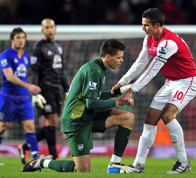 … Van Persie cố gắng nâng đồng đội đứng dậy. … Van Persie cố gắng nâng đồng đội đứng dậy.