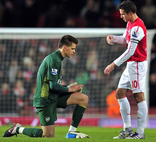 Trong khi đó, thủ môn Szczesny có cách “tạ ơn” người đồng đội rất đặc biệt: Anh quỵ gối, tháo găng… Trong khi đó, thủ môn Szczesny có cách “tạ ơn” người đồng đội rất đặc biệt: Anh quỵ gối, tháo găng…