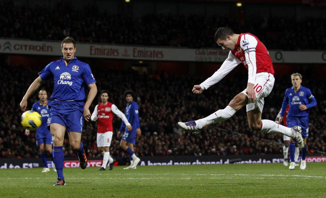 Khi Arsenal bế tắc và bỏ lỡ những cơ hội có được, Van Persie đã kịp thời lên tiếng với một cú bắt volley chuẩn xác. Khi Arsenal bế tắc và bỏ lỡ những cơ hội có được, Van Persie đã kịp thời lên tiếng với một cú bắt volley chuẩn xác.