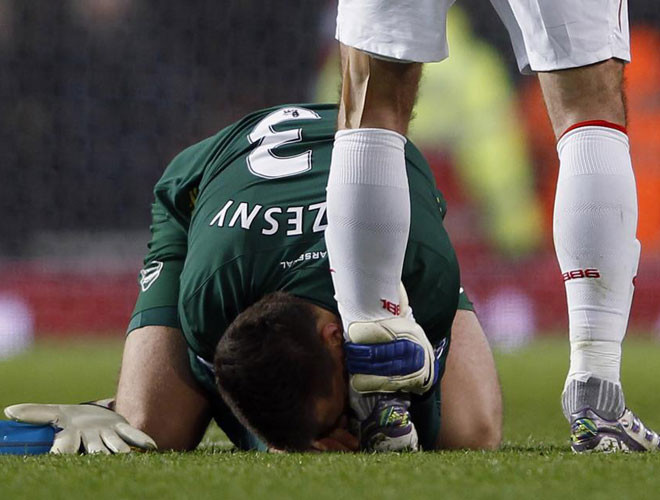 Hình ảnh thể hiện rõ uy quyền và vai trò to lớn của Van Persie với Arsenal. Hình ảnh thể hiện rõ uy quyền và vai trò to lớn của Van Persie với Arsenal.