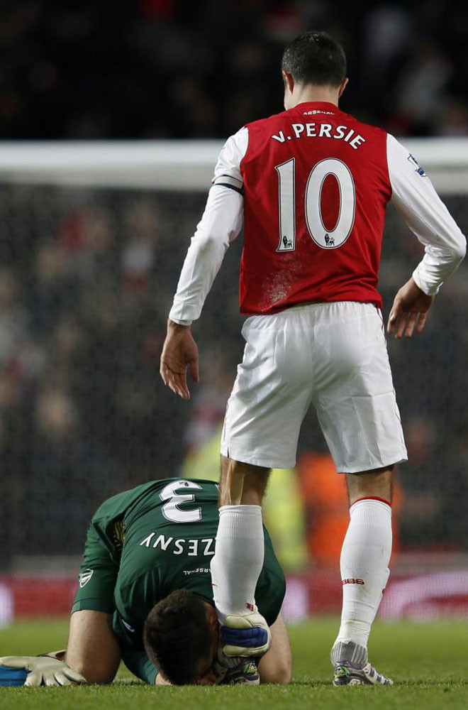 Nhưng thủ thành người Ba Lan vẫn cúi xuống để hôn lên chiếc giày may mắn của Van Persie. Nhưng thủ thành người Ba Lan vẫn cúi xuống để hôn lên chiếc giày may mắn của Van Persie.