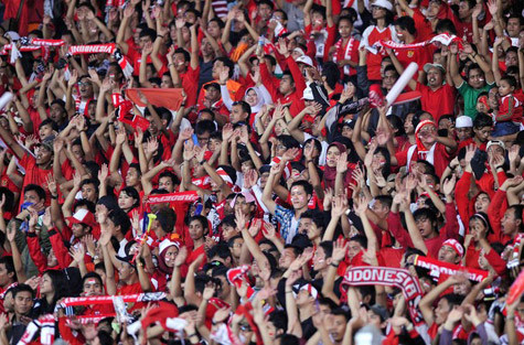 CĐV Indonesia đôi lúc cười nhạo quốc ca của nước khác. CĐV Indonesia đôi lúc cười nhạo quốc ca của nước khác.