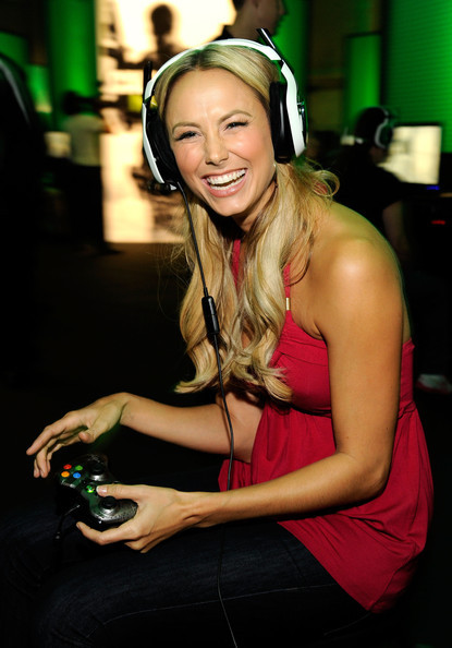 Rời sàn đấu vật, Stacy Keibler còn là một vũ công có tiếng. Cô từng tham gia chương trình “Dancing with the Stars” (Bước nhảy hoàn vũ phiên bản Mỹ).