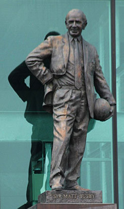 Bức tượng Sir Matt Busby. Bức tượng Sir Matt Busby.