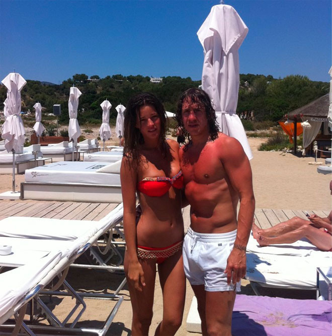 Puyol đang hồi phục sau ca mổ và có thể vui vẻ bên cô bạn gái người mẫu. Puyol đang hồi phục sau ca mổ và có thể vui vẻ bên cô bạn gái người mẫu.