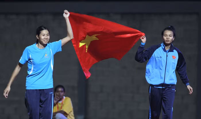 Hay cô gái trẻ Dương Thị Việt Anh (trái). Hay cô gái trẻ Dương Thị Việt Anh (trái).