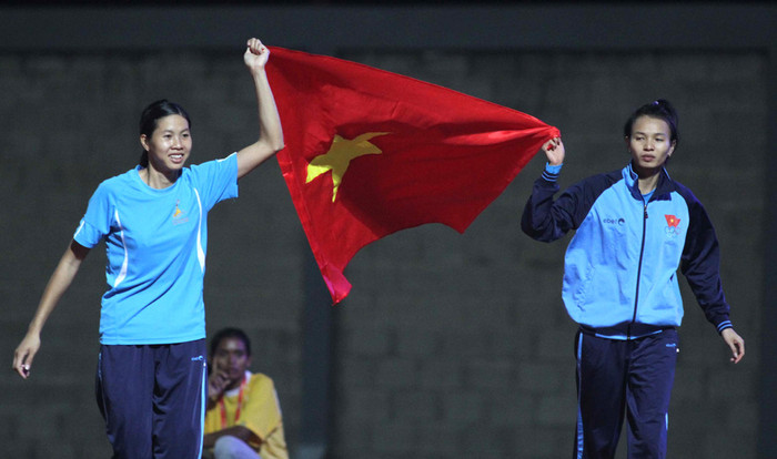 Hay cô gái trẻ Dương Thị Việt Anh (trái). Hay cô gái trẻ Dương Thị Việt Anh (trái).