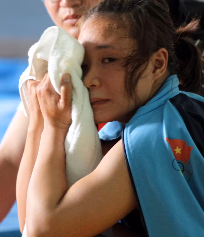 Bên cạnh những khoảnh khắc thăng hoa, hãy dành một khoảng lặng cho những người như Lương Thị Quyên, người đã thi đấu hết mình nhưng lại bị tước đi tấm HCV lẽ ra là của mình. Bên cạnh những khoảnh khắc thăng hoa, hãy dành một khoảng lặng cho những người như Lương Thị Quyên, người đã thi đấu hết mình nhưng lại bị tước đi tấm HCV lẽ ra là của mình.