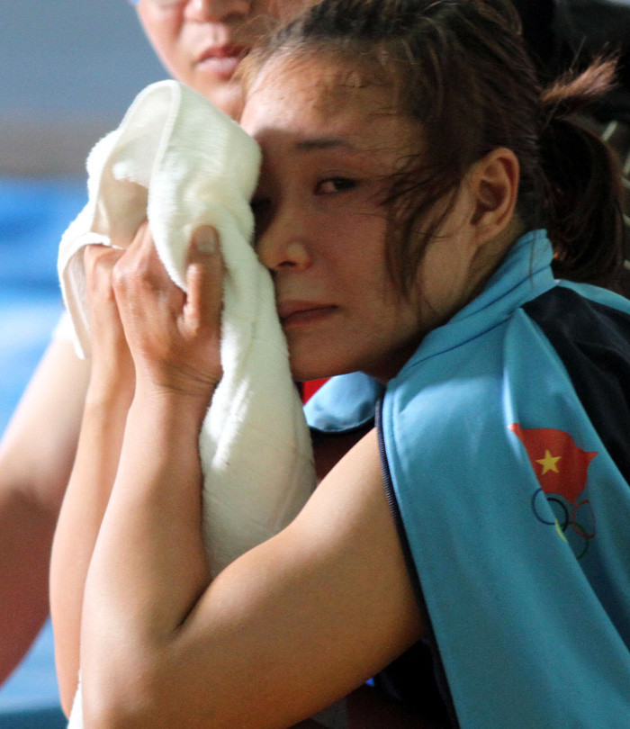 Bên cạnh những khoảnh khắc thăng hoa, hãy dành một khoảng lặng cho những người như Lương Thị Quyên, người đã thi đấu hết mình nhưng lại bị tước đi tấm HCV lẽ ra là của mình. Bên cạnh những khoảnh khắc thăng hoa, hãy dành một khoảng lặng cho những người như Lương Thị Quyên, người đã thi đấu hết mình nhưng lại bị tước đi tấm HCV lẽ ra là của mình.