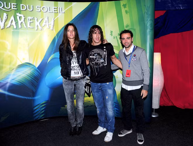 Vài tuần sau bàn thắng nổi tiếng ấy, Puyol công khai giới thiệu người tình. Bức ảnh này Puyol cùng Malena chụp với Xavi khi đi xem show diễn Varekai tại rạp xiếc Mặt Trời.