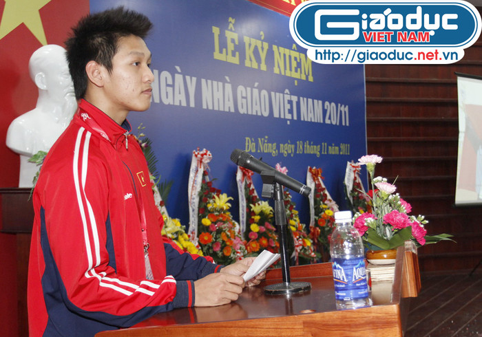 Về đến Đà Nẵng, Phước đến thẳng Cung Thể thao Tiên Sơn (thuộc Sở VH-TT&DL Đà Nẵng) để dự lễ kỷ niệm ngày Nhà giáo Việt Nam… Về đến Đà Nẵng, Phước đến thẳng Cung Thể thao Tiên Sơn (thuộc Sở VH-TT&DL Đà Nẵng) để dự lễ kỷ niệm ngày Nhà giáo Việt Nam…