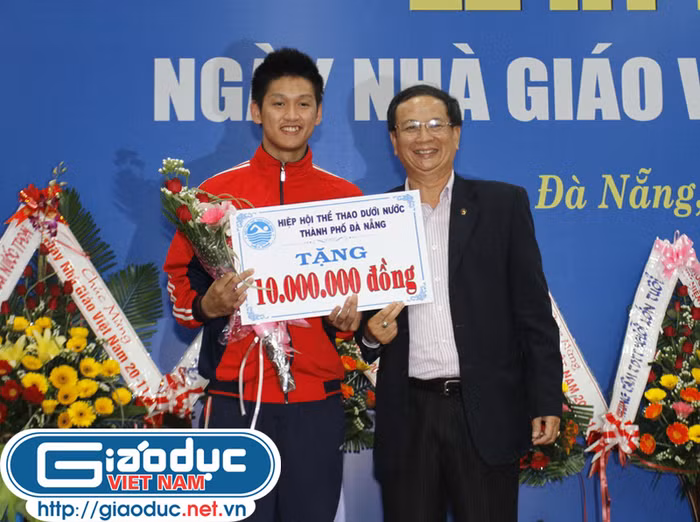 … Và nhận phần thưởng nóng.