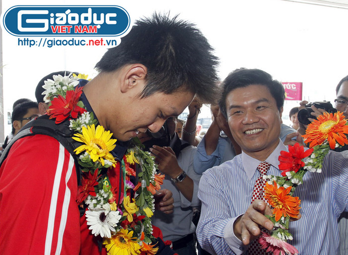 Các lãnh đạo Trung tâm huấn luyện đào tạo VĐV Đà Nẵng, Chủ tịch hội liên hiệp thể thao dưới nước… và người thân của Phước cùng hàng trăm người hâm mộ ra sân bay đón kình ngư 18 tuổi. Các lãnh đạo Trung tâm huấn luyện đào tạo VĐV Đà Nẵng, Chủ tịch hội liên hiệp thể thao dưới nước… và người thân của Phước cùng hàng trăm người hâm mộ ra sân bay đón kình ngư 18 tuổi.