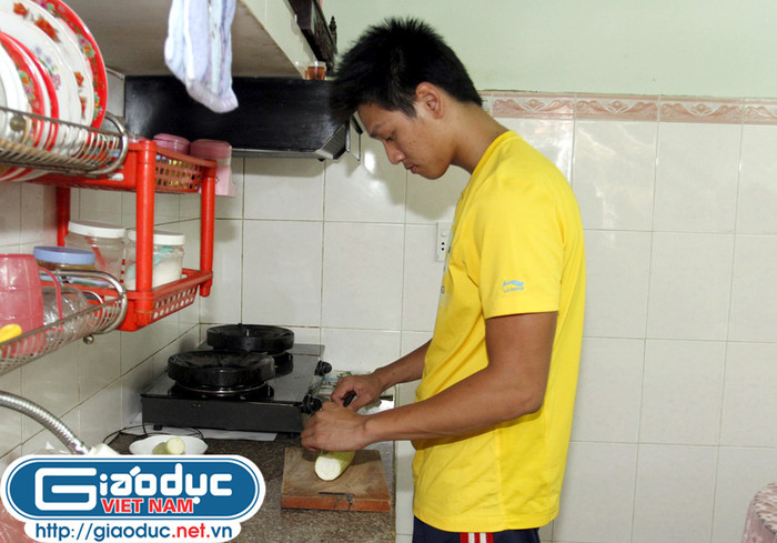 Món ăn Phước nấu rất đơn giản, bao gồm bầu… Món ăn Phước nấu rất đơn giản, bao gồm bầu…