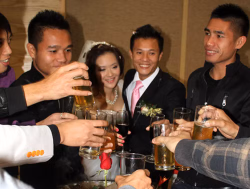 Đồng đội chia vui cùng Lương "dị".