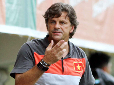 HLV Falko Goetz có nguy cơ mất chức. HLV Falko Goetz có nguy cơ mất chức.