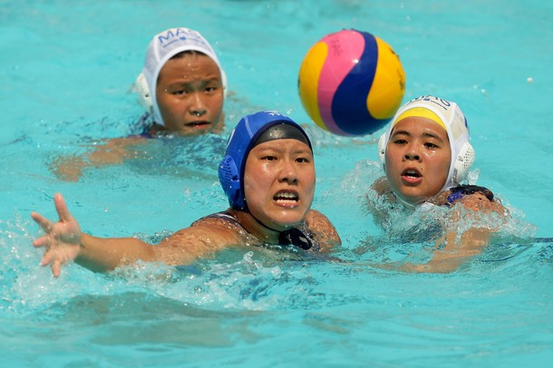 Melviani Rayina Eka (Singapore) tranh quyền kiểm soát bóng với đối thủ.