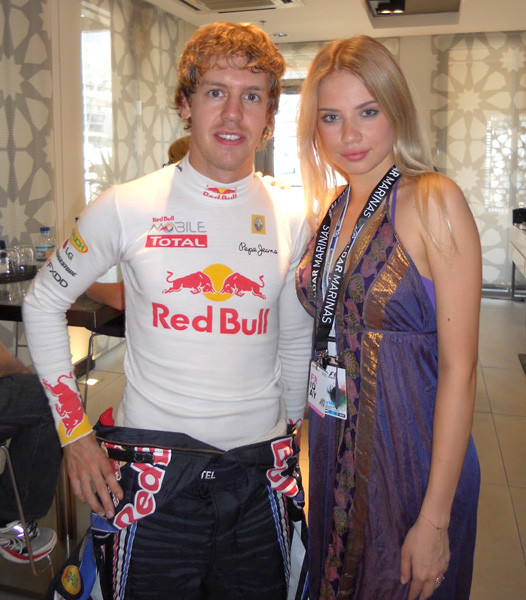 Xenia Tchoumitcheva chụp ảnh cùng tay đua Sebastian Vettel. Xenia Tchoumitcheva chụp ảnh cùng tay đua Sebastian Vettel.