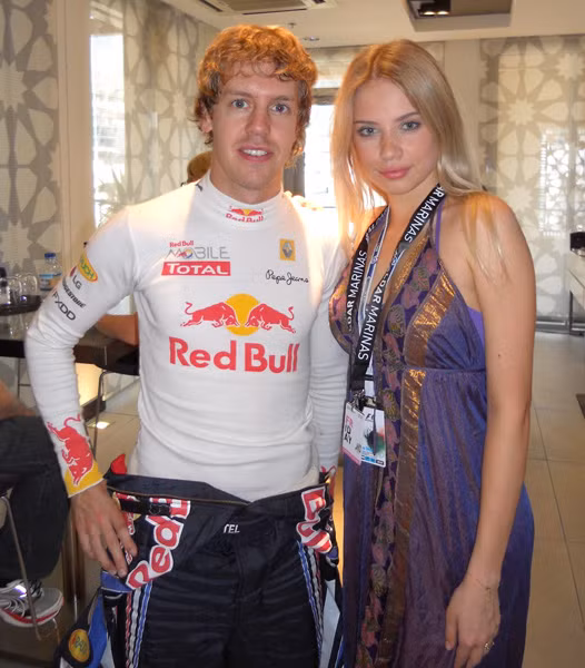 Xenia Tchoumitcheva chụp ảnh cùng tay đua Sebastian Vettel. Xenia Tchoumitcheva chụp ảnh cùng tay đua Sebastian Vettel.