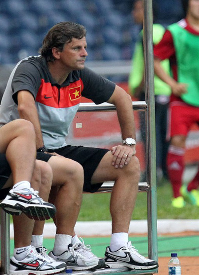 Thay thế HLV Falko Goetz thì không khó, thay đổi bóng đá VN mới khó.