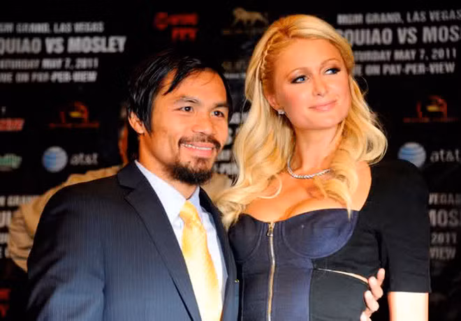 Manny Pacquiao mê mẩn trước vẻ đẹp của Paris Hilton? Hoàn toàn không, chính cô nàng tỷ phú mới là fan của tay đấm thép người Philippines và đã đề nghị được chụp ảnh chung với anh ở Las Vegas.