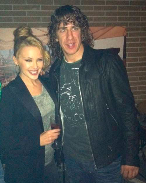 Ca sĩ người Úc Kylie Minogue và nhà vô địch thế giới Carles Puyol dành sự ngưỡng mộ lớn cho nhau, Kylie đến xem Puyol chơi bóng còn Puyol tới tham dự các show diễn của Kylie. Ca sĩ người Úc Kylie Minogue và nhà vô địch thế giới Carles Puyol dành sự ngưỡng mộ lớn cho nhau, Kylie đến xem Puyol chơi bóng còn Puyol tới tham dự các show diễn của Kylie.
