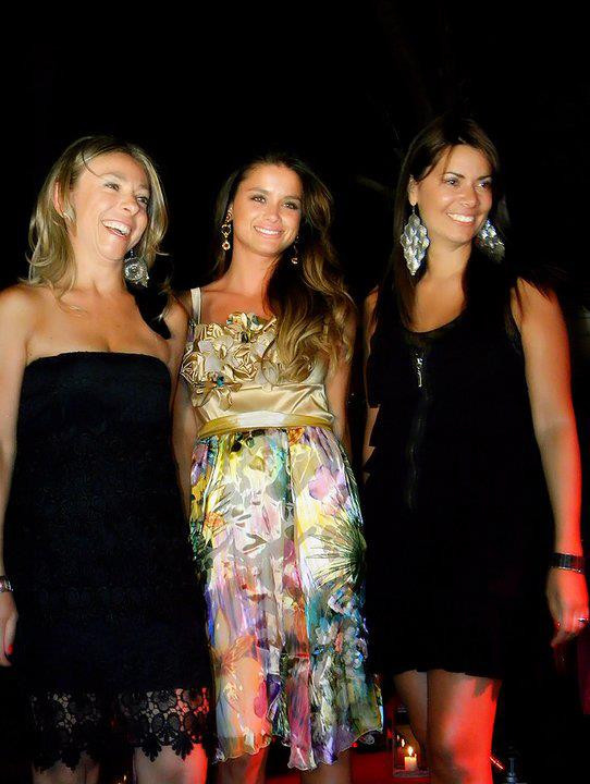 Ngoài gương mặt xinh đẹp, Victoria Saravia còn sở hữu nụ cười tươi tắn.