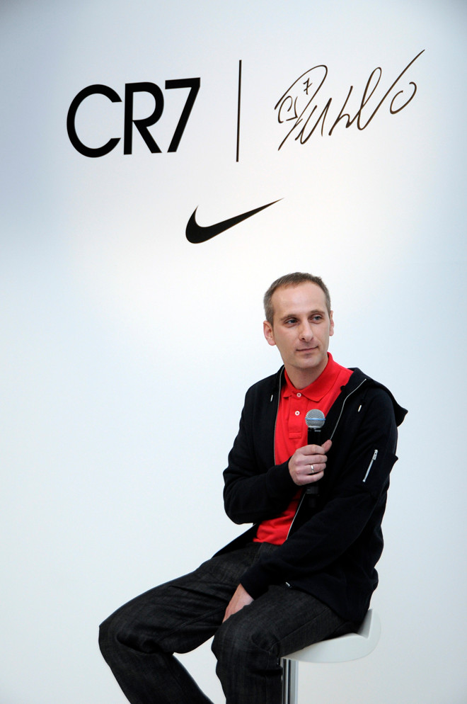 Andy Caine, nhà thiết kế giày của Nike. Andy Caine, nhà thiết kế giày của Nike.