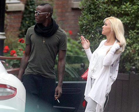 Mario Balotelli và Holly Henderson hút thuốc ở bãi đỗ xe.
