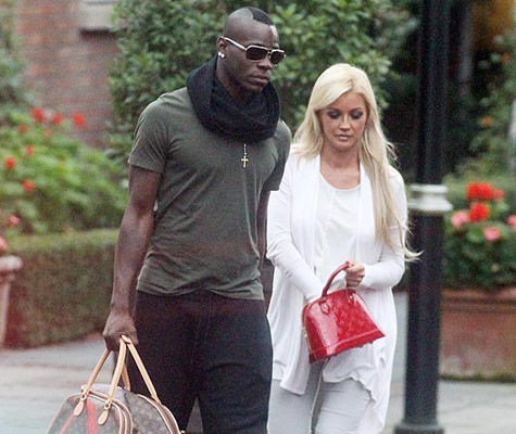 Mario Balotelli và Holly Henderson dẫn nhau vào khách sạn hẹn hò.