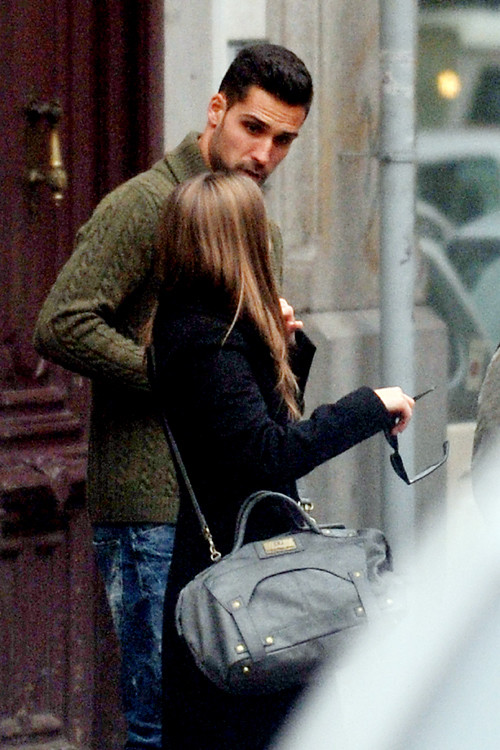 Từng có tin đồn thủ thành 27 tuổi người Tây Ban Nha yêu người mẫu Malena Costa sau khi cô chia tay Carles Puyol nhưng Moya lại tay trong tay dạo chơi cùng Ana Fernandez.