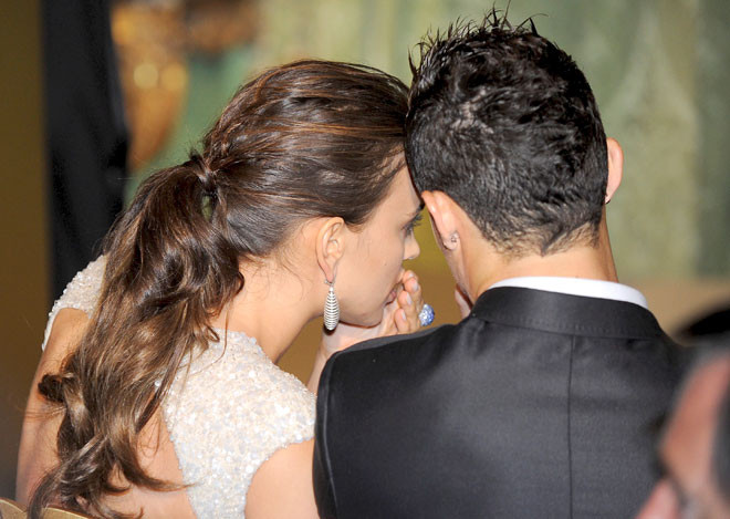 Nhưng rất tiếc là ứng xử của CR7 lại không được lịch thiệp cho cân xứng với ngoại hình của anh. Suốt cả buổi, cầu thủ xuất sắc thứ hai thế giới chỉ ngồi một chỗ và không hề giao tiếp với các quan khách.