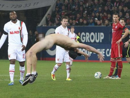 Trò nhào lộn của CĐV quá khích.