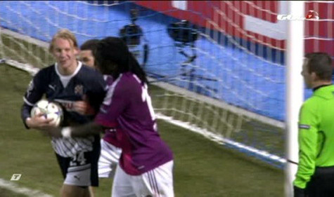 Cái "nháy mắt" đầy nghi ngờ của Lovren. Cái "nháy mắt" đầy nghi ngờ của Lovren.