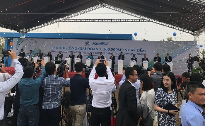 Sau lễ phát nước là lễ khởi công giai đoạn 2 của dự án Nhà máy nước mặt sông Đuống, nhằm đáp ứng công suất 300 nghìn m3/ngày đêm. ảnh: NQ.