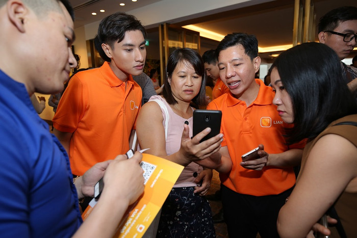 Nhiều khách hàng đánh giá rất cao sự tiện ích của ứng dụng ap LIAN. ảnh: Tr.T