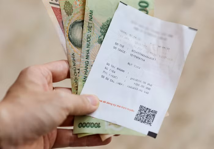 Nhiều nhân viên từ các doanh nghiệp rất quan tâm đến mức phí phải trả khi rút tiền ATM.