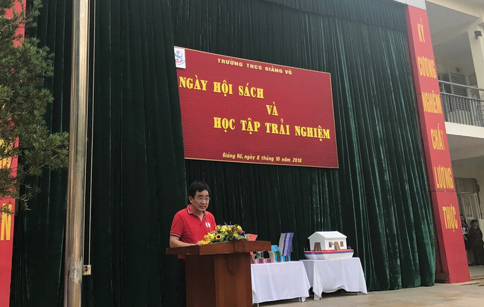 Thầy Đoàn Công Thạo chia sẻ: “Ngày hội sách và học tập trải nghiệm” năm nay sẽ là dịp mà các con học sinh được thỏa sức trải nghiệm các thí nghiệm đặc biệt của môn Vật lí, Hóa học, được khơi lửa đam mê Hội họa, thắp lên tình yêu với Toán học, Văn học, Lịch sử, Giáo dục công dân, Địa lí, Sinh học… qua các trò chơi đầy thú vị. Và, thầy cũng mong rằng, không khí rộn ràng của lễ hội hôm nay sẽ tiếp tục lan tỏa trong suốt năm học, thôi thúc các con học tập hăng say, để trong một tương lai không xa, từ mái trường Giảng Võ sẽ có thêm nhiều nhà nghiên cứu tài năng góp sức dựng xây đất nước".