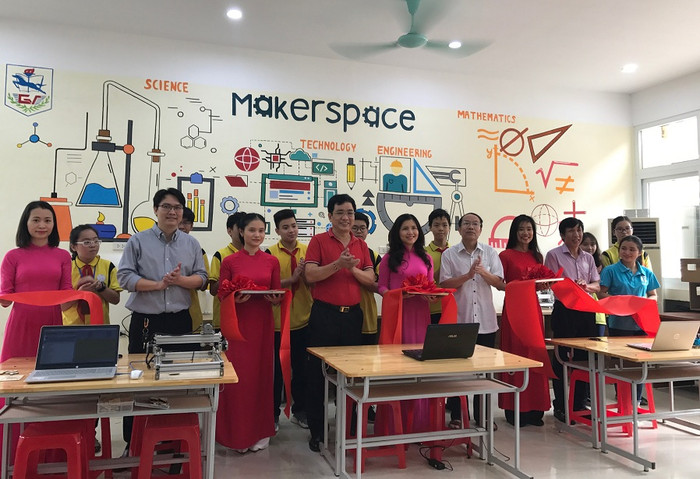 Cũng trong sáng 8/10, nhà trường đã tổ chức cắt băng khánh thành phòng thực hành Steam.