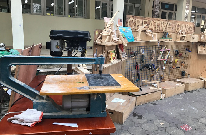 Điều thú vị ở ngày hội sách năm nay, nhà trường có riêng một khu vực để học sinh làm quen, thử sức với "nghề mộc".