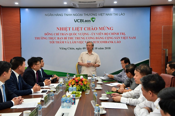 Đồng chí Trần Quốc Vượng phát biểu chỉ đạo tại buổi làm việc và biểu dương những thành quả của Vietcombank nói chung và Vietcombank Lào nói riêng. Đồng chí Trần Quốc Vượng phát biểu chỉ đạo tại buổi làm việc và biểu dương những thành quả của Vietcombank nói chung và Vietcombank Lào nói riêng.