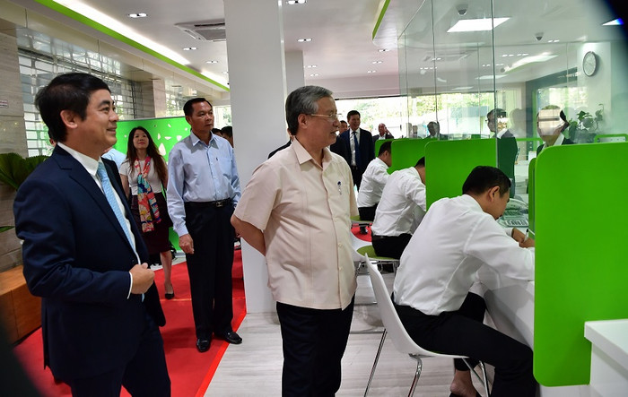 Đồng chí Nghiêm Xuân Thành- Chủ tịch HĐQT Vietcombank (trái) đón và giới thiệu đồng chí Trần Quốc Vượng, Ủy viên Bộ Chính trị, Thường trực Ban Bí thư Trung ương Đảng thăm quầy giao dịch tiếp khách hàng của Vietcombank Lào. Đồng chí Nghiêm Xuân Thành- Chủ tịch HĐQT Vietcombank (trái) đón và giới thiệu đồng chí Trần Quốc Vượng, Ủy viên Bộ Chính trị, Thường trực Ban Bí thư Trung ương Đảng thăm quầy giao dịch tiếp khách hàng của Vietcombank Lào.