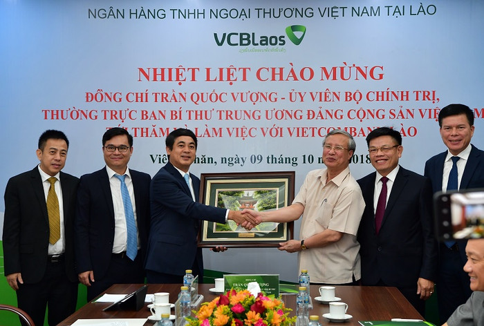 Thường trực Ban Bí thư - đồng chí Trần Quốc Vượng tặng quà cho Ban lãnh đạo Vietcombank và Vietcombank Lào nhân chuyến thăm và làm việc với Vietcombank. Thường trực Ban Bí thư - đồng chí Trần Quốc Vượng tặng quà cho Ban lãnh đạo Vietcombank và Vietcombank Lào nhân chuyến thăm và làm việc với Vietcombank.