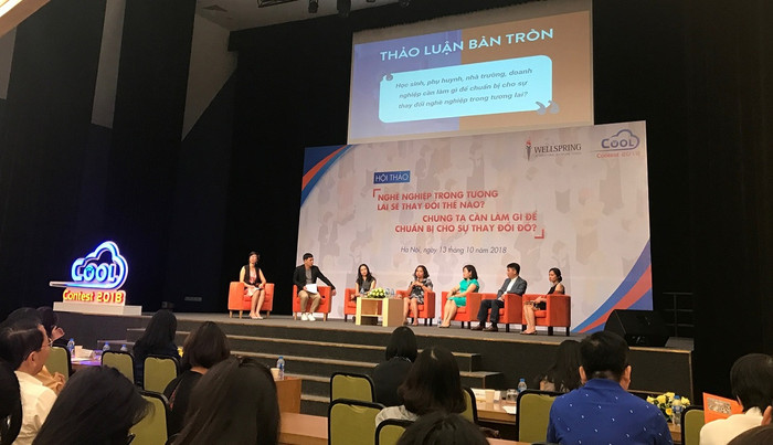 Các diễn giả chia sẻ cùng với học sinh và phụ huynh về định hướng nghề nghiệp trong tương lai cho học sinh phổ thông. ảnh: D.L Các diễn giả chia sẻ cùng với học sinh và phụ huynh về định hướng nghề nghiệp trong tương lai cho học sinh phổ thông. ảnh: D.L