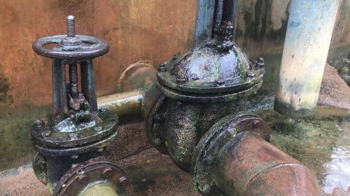 Đường ống dẫn nước đã quá lỗi thời và rỉ sét thấy rõ. ảnh: Môi trường và Cuộc sống. Đường ống dẫn nước đã quá lỗi thời và rỉ sét thấy rõ. ảnh: Môi trường và Cuộc sống.