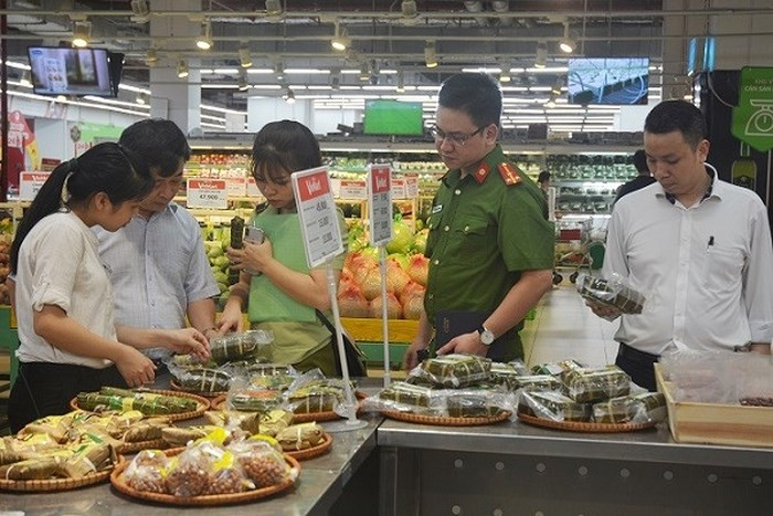 Công tác kiểm tra an toàn thực phẩm ngày càng được siết chặt nhằm bảo vệ sức khỏe nhân dân, đồng thời cũng loại bỏ những đơn vị làm ăn yếu kém, gian dối. Công tác kiểm tra an toàn thực phẩm ngày càng được siết chặt nhằm bảo vệ sức khỏe nhân dân, đồng thời cũng loại bỏ những đơn vị làm ăn yếu kém, gian dối.