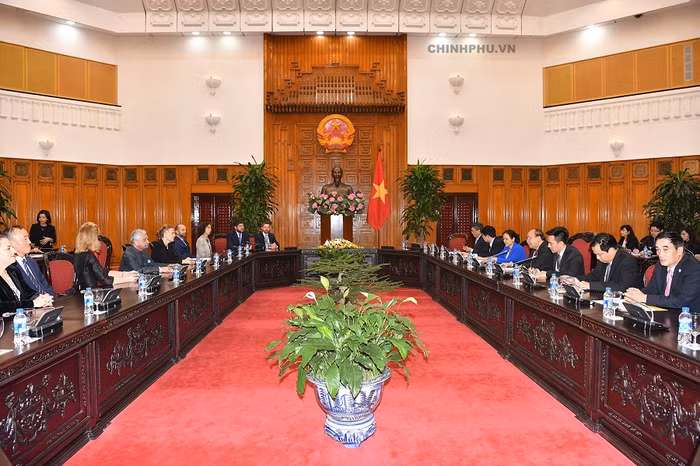 Thủ tướng Nguyễn Xuân Phúc đã gặp gỡ các Trưởng đại diện các tổ chức Liên Hợp Quốc tại Việt Nam do Điều phối viên Thường trú Liên Hợp Quốc tại Việt Nam Kamal Malhotra dẫn đầu. ảnh: VGP.