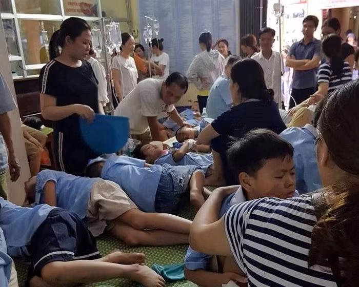 Hàng trăm học sinh có biểu hiện ngộ độc thực phẩm phải nhập viện. ảnh: HN.